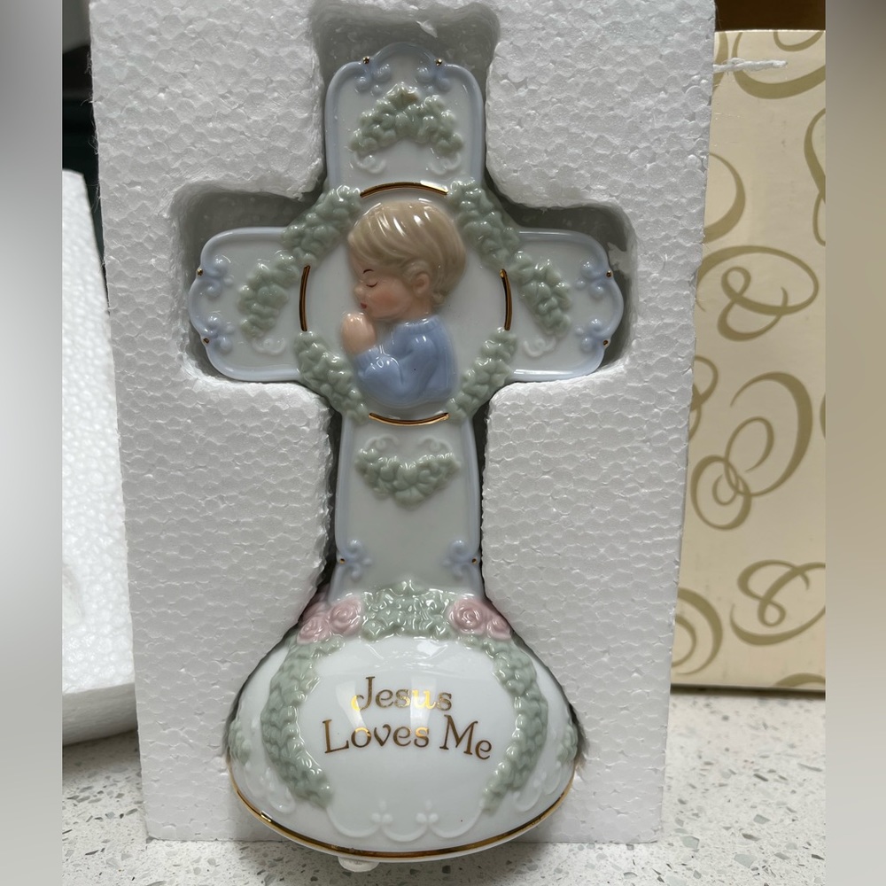 JESÚS LOVES ME MUSIC BOX CROSS